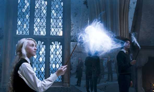 Luna Lovegood invocando un encantamiento Patronus. Image © 2007 Warner Bros. Ent